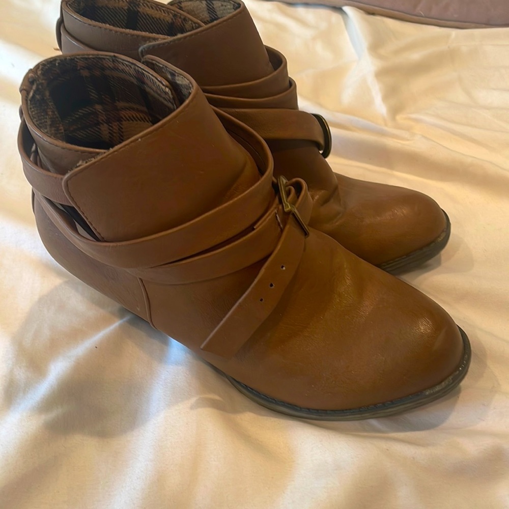 Size 6.5 brown booties. Small buckle detail. Soft leather